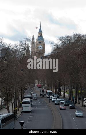 Luftaufnahme einer breiten Straße in London, mit Bäumen auf beiden Seiten. Big ben in der Ferne. London, Großbritannien Stockfoto