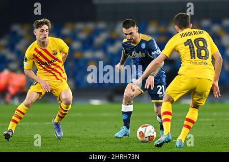 NEAPEL, ITALIEN - FEBRUAR 24: Sergi Roberto vom FC Barcelona, Matteo Politano vom SSC Napoli, Jordi Alba vom FC Barcelona während der UEFA Europa League ma Stockfoto