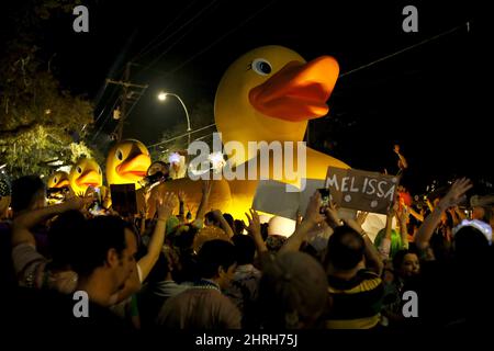 New Orleans, USA. 25.. Februar 2022. Während der Karnevalssaison in New Orleans, Louisiana, USA, wird am 24. Februar 2022 bei der Parade der Krewe der Musen ein Festwagen gesehen. Quelle: Lan Wei/Xinhua/Alamy Live News Stockfoto