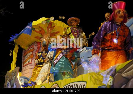 New Orleans, USA. 25.. Februar 2022. Am 24. Februar 2022 nehmen Menschen an der Parade der Ritter von Babylon während der Karnevalssaison in New Orleans, Louisiana, USA, Teil. Quelle: Lan Wei/Xinhua/Alamy Live News Stockfoto