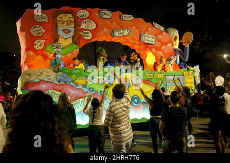 New Orleans, USA. 25.. Februar 2022. Während der Karnevalssaison in New Orleans, Louisiana, USA, wird am 24. Februar 2022 ein Festwagen bei der Knights of Chaos Parade gesehen. Quelle: Lan Wei/Xinhua/Alamy Live News Stockfoto