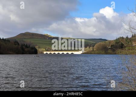 Das Ashopton Viadukt aus dem Jahr A6013 in Sonnenlicht gebadet Stockfoto
