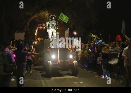 New Orleans, USA. 25.. Februar 2022. Während der Karnevalssaison in New Orleans, Louisiana, USA, nehmen Menschen an der Parade der Krewe der Musen am 24. Februar 2022 Teil. Quelle: Lan Wei/Xinhua/Alamy Live News Stockfoto