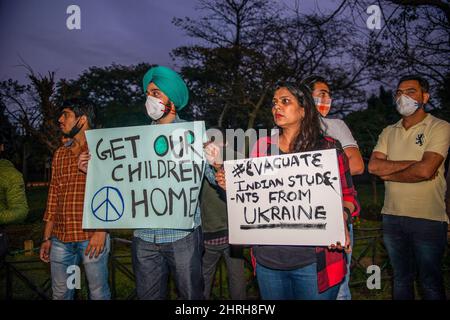 Neu-Delhi, Indien. 25.. Februar 2022. Indische Eltern und Verwandte sahen während des Protestes in der Nähe der russischen Botschaft Plakate halten. Indische Eltern protestieren, während sie die Evakuierung gestrandeter Studenten in der Ukraine in Chanakyapuri fordern. Kredit: SOPA Images Limited/Alamy Live Nachrichten Stockfoto