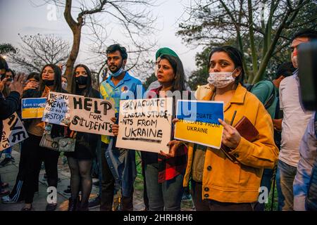 Neu-Delhi, Indien. 25.. Februar 2022. Indische Eltern und Verwandte sahen während des Protestes in der Nähe der russischen Botschaft Plakate halten. Indische Eltern protestieren, während sie die Evakuierung gestrandeter Studenten in der Ukraine in Chanakyapuri fordern. Kredit: SOPA Images Limited/Alamy Live Nachrichten Stockfoto