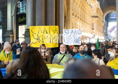 Mailand, 24. Februar 2022. Menschen mit Plakaten und Slogans stehen mit der Ukraine und rühmen sich der Ukraine und zeigen ihre Meinung gegen die russische Invasion Stockfoto