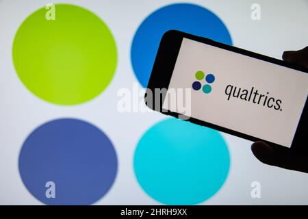 Rheinbach, Deutschland 29. Oktober 2021, das Markenlogo des amerikanischen Softwareunternehmens 'Qualtrics' auf dem Display eines Smartphones Stockfoto