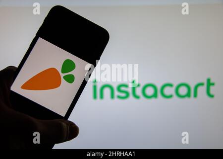 Rheinbach, Deutschland 26. Oktober 2021, das Markenlogo „Instacart“ auf dem Display eines Smartphones Stockfoto
