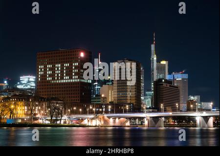 Frankfurt, Deutschland. 25.. Februar 2022. 25. Februar 2022, Hessen, Frankfurt/Main: Das Wort „Frieden“ ist auf dem Wolkenkratzer der IG Metall zu lesen, als die Lichter in den passenden Räumen eingeschaltet wurden. Foto: Sebastian Gollnow/dpa Kredit: dpa picture Alliance/Alamy Live News Stockfoto