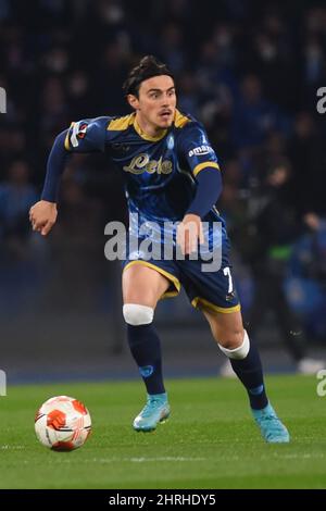 Neapel, Italien. 24.. Februar 2022. (2/24/2022) Eljif Elmas (SSC Napoli) in Aktion während des Spiels der UEFA Europa League zwischen SSC Napoli und FC Barcellona im Stadio Diego Armando Maradona in Neapel, Italien. Endergebnis: 2-4 (Foto von Agostino Gemito/Pacific Press/Sipa USA) Quelle: SIPA USA/Alamy Live News Stockfoto