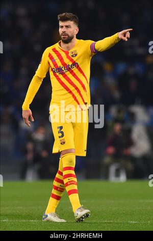 Neapel, Italien. 24.. Februar 2022. (2/24/2022) Gerard Piqu ( FC Barcellona) gestikuliert während des Spiels der UEFA Europa League zwischen SSC Napoli und FC Barcellona im Stadio Diego Armando Maradona in Neapel, Italien. Endergebnis: 2-4 (Foto von Agostino Gemito/Pacific Press/Sipa USA) Quelle: SIPA USA/Alamy Live News Stockfoto