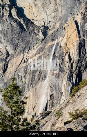 Sonniger Blick auf den Schachtelhalm Fall im Yosemite National Park in Kalifornien Stockfoto