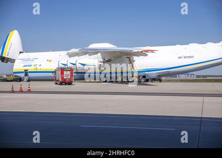 Antonov EIN 225 Flugzeug am Flughafen Leipzig oder Halle an einem sonnigen Tag Stockfoto