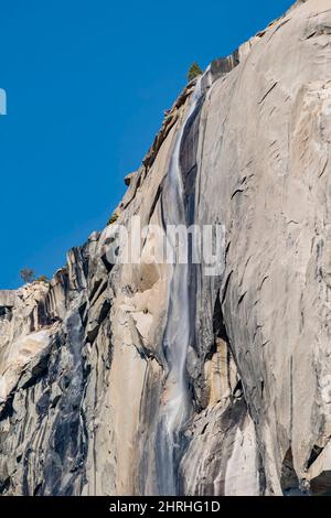 Sonniger Blick auf den Schachtelhalm Fall im Yosemite National Park in Kalifornien Stockfoto