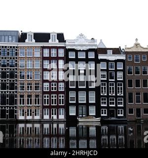 Holländische Hochhäuser am Kanal im Stadtzentrum von Amsterdam, Niederlande Stockfoto