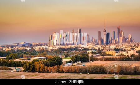 Schöne Aufnahme der Stadt Kuwait unter dem bunten Himmel Stockfoto