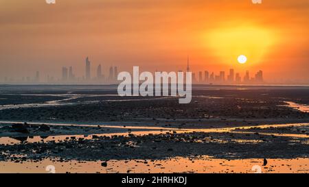 Schöner Blick auf einen Sonnenuntergang mit einem Meer im Vordergrund Stockfoto