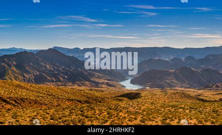 Schöne Aussicht auf die Berge bei Tageslicht Stockfoto