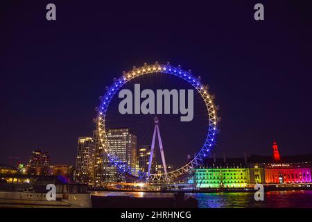 London, Großbritannien. 25.. Februar 2022. Das London Eye ist mit den Farben der ukrainischen Flagge zur Unterstützung des Landes nach der russischen Invasion beleuchtet. Kredit: Vuk Valcic/Alamy Live Nachrichten Stockfoto