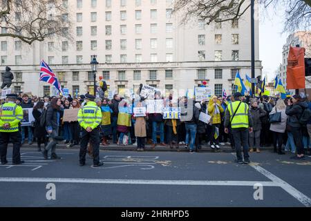 London, Großbritannien. 26.. Februar 2022. 26. Februar 2022: Hunderte protestieren heute in London gegen die russische Aggresion in der Ukraine.die Demonstranten fordern ein Ende der Militäraktion und weitere Sanktionen gegen Russland vor der Downing Street.die Ukraine hat den Ausnahmezustand für das gesamte Land erklärt. (Bild: © Velar Grant/ZUMA Press Wire) Bild: ZUMA Press, Inc./Alamy Live News Stockfoto