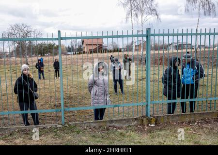 Die Ukrainer warten auf die Ankunft ihrer Angehörigen an der Grenzpassage, als Zehntausende Flüchtlinge aus der Ukraine nach Polen einreisen, nachdem Russland am 25. Februar 2022 mehr ukrainisches Territorium einbemächtigt hat – den polnisch-ukrainischen Grenzübergang in Medyka, Polen. Da die Armee der Russischen Föderation die ukrainischen Grenzen überschritten hat, wird der Konflikt zwischen der Ukraine und Russland voraussichtlich 5 Millionen Ukrainer zur Flucht zwingen. Die meisten Flüchtlinge werden in Polen Asyl beantragen. Die meisten der derzeitigen Flüchtlinge sind Familien jener Ukrainer, die bereits in Polen arbeiten. An den Grenzübergängen warten Tausende von Männern und Frauen darauf Stockfoto