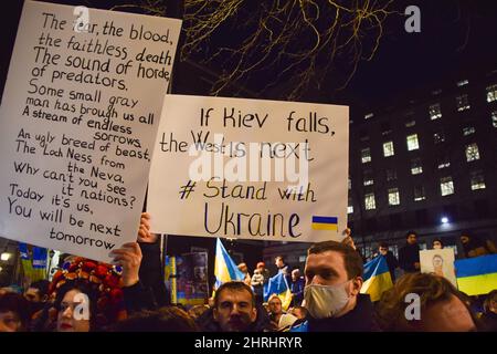 London, Großbritannien. 25.. Februar 2022. Tausende von Menschen versammelten sich vor der Downing Street aus Protest gegen die russische Invasion in der Ukraine und riefen die britische Regierung und die NATO auf, der Ukraine zu helfen. Kredit: Vuk Valcic/Alamy Live Nachrichten Stockfoto