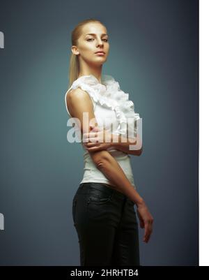 Elegant und stylisch. Ein Studioporträt einer schönen jungen Frau in. Stockfoto