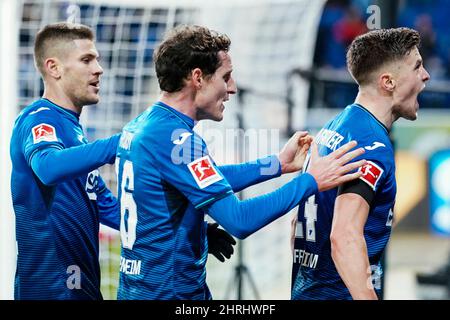 Sinsheim, Deutschland. 25.. Februar 2022. Fußball: Bundesliga, TSG 1899 Hoffenheim - VfB Stuttgart, Matchday 24, PreZero Arena. Hoffenheims Torschütze Christoph Baumgartner (r) feiert mit Hoffenheims Andrej Kramaric (l) und Hoffenheims Sebastian Rudy um 2:1 Uhr das Tor. Quelle: Uwe Anspach/dpa - WICHTIGER HINWEIS: Gemäß den Anforderungen der DFL Deutsche Fußball Liga und des DFB Deutscher Fußball-Bund ist es untersagt, im Stadion und/oder vom Spiel aufgenommene Fotos in Form von Sequenzbildern und/oder videoähnlichen Fotoserien zu verwenden oder zu verwenden./dpa/Alamy Live News Stockfoto