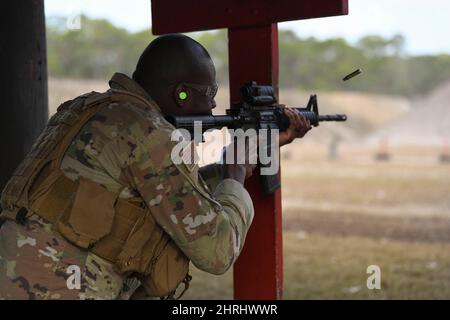 Hurlburt Field, Florida, USA. 16.. Februar 2022. US Air Force Staff Sgt. Michael Gaither, der dem Sicherheitsschwadron der Spezialoperationen 1. zugewiesen wurde, feuert während eines Waffenqualifizierungskurses im Hurlburt Field, Florida, am 16. Februar 2022 einen M4-Karabiner. Der Kurs besteht aus vier Blöcken, die das ganze Jahr über geplant sind, um die Waffenkompetenz und die allgemeine Effektivität des jährlichen Waffentrainings für Sicherheitskräfte in der gesamten Luftwaffe zu erhöhen. Quelle: U.S. Air Force/ZUMA Press Wire Service/ZUMAPRESS.com/Alamy Live News Stockfoto