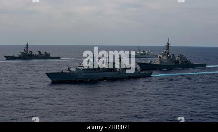 Die Fregatte FGS Bayern der deutschen Marine in der Brandenburg-Klasse, der Zerstörer JS Inazuma der japanischen Maritime Self-Defense Force Murashame-Klasse, der Lenkrakenzerstörer JS Chokai der Kongo-Klasse und die Fregatte HMCS Winnipeg der Royal Canadian Navy in der Halifax-Klasse segeln während der Übung ANNUALEX 21 am 21. November 2021 im philippinischen Meer in Formation. Stockfoto