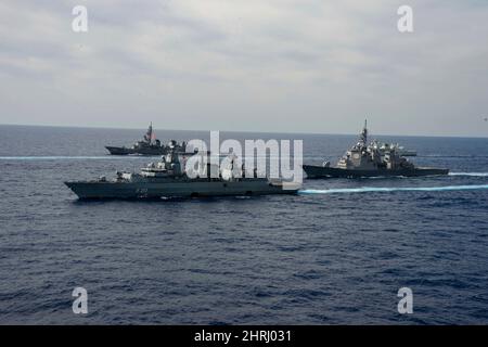 Die Fregatte FGS Bayern der deutschen Marine in der Brandenburg-Klasse, der Zerstörer JS Inazuma der japanischen Maritime Self-Defense Force Murashame-Klasse, der Lenkrakenzerstörer JS Chokai der Kongo-Klasse und die Fregatte HMCS Winnipeg der Royal Canadian Navy in der Halifax-Klasse segeln während der Übung ANNUALEX 21 am 21. November 2021 im philippinischen Meer in Formation. Stockfoto