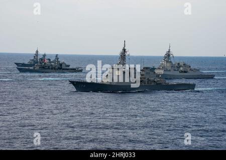 Die Fregatte FGS Bayern der deutschen Marine in der Brandenburg-Klasse, der Zerstörer JS Inazuma der japanischen Maritime Self-Defense Force Murashame-Klasse, der Lenkrakenzerstörer JS Chokai der Kongo-Klasse und die Fregatte HMCS Winnipeg der Royal Canadian Navy in der Halifax-Klasse segeln während der Übung ANNUALEX 21 am 21. November 2021 im philippinischen Meer in Formation. Stockfoto