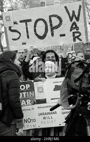 Stop war - Demonstranten in Whitehall nach dem russischen Einmarsch in die Ukraine Stockfoto
