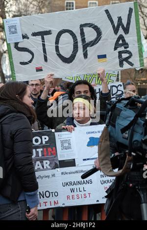 Stop war - Demonstranten in Whitehall nach dem russischen Einmarsch in die Ukraine Stockfoto