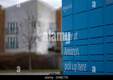 SOUTHEND-ON-SEA, ESSEX, Großbritannien - 22. FEBRUAR 2022: Amazon Hub locker in einem Outdoor-Standort, der es Kunden ermöglicht, bei Amazon zu bestellen und vor Ort abzuholen Stockfoto