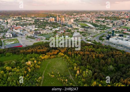 VILNIUS, LITAUEN - APRIL 2021: Luftaufnahme des Geschäftsviertels der Stadt, des Viertels Snipiskes und der Neris-Böschung vom Seskine-Hügel. Stockfoto