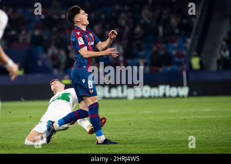 Valencia, Spanien, 25. Februar 2022. Gumbau von Elche CF (L) und Jose Luis Garcia Vaya, Pepelu von Levante UD während des LaLiga-Spiels zwischen Levante ud und Elche CF im Stadion Ciutat de Valencia. (Foto von Jose Miguel Fernandez /Alamy Live News ) Kredit: Jose Miguel Fernandez/Alamy Live News Stockfoto