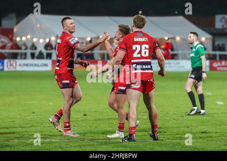 Hull, Großbritannien. 25.. Februar 2022. Shaun Kenny Dowall Jez Lotten und Tom Garrett feiern am 25. Februar 2022 im Craven Park Stadium, Hull, beim Super League-Spiel zwischen Hull KR und Castleford. Foto von Simon Hall. Nur zur redaktionellen Verwendung, Lizenz für kommerzielle Nutzung erforderlich. Keine Verwendung bei Wetten, Spielen oder Veröffentlichungen einzelner Clubs/Vereine/Spieler. Kredit: UK Sports Pics Ltd/Alamy Live Nachrichten Gutschrift: UK Sports Pics Ltd/Alamy Live Nachrichten Stockfoto