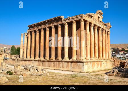 Antiker römischer Bacchus-Tempel mit umliegenden Ruinen in Baalbek im fruchtbaren Bekaa-Tal im östlichen Libanon. Stockfoto