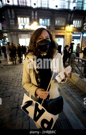 Madrid, Spanien. 25.. Februar 2022. Madrid, Spanien; 25.02.2022.- unter dem Motto "Nein zum Krieg, Nein zur NATO" demonstrieren Dutzende von Gruppen in La Puerta del Sol in Madrid vor dem Einmarsch der russischen Armee in die Ukraine. Quelle: Juan Carlos Rojas/dpa/Alamy Live News Stockfoto