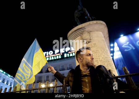 Madrid, Spanien. 25.. Februar 2022. Madrid, Spanien; 25.02.2022.- unter dem Motto "Nein zum Krieg, Nein zur NATO" demonstrieren Dutzende von Gruppen in La Puerta del Sol in Madrid vor dem Einmarsch der russischen Armee in die Ukraine. Quelle: Juan Carlos Rojas/dpa/Alamy Live News Stockfoto