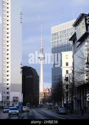 Berlin, 25. Februar 2022, Blick von der Axel-Springer-Straße in Richtung Alexanderplatz mit Fernsehturm Stockfoto