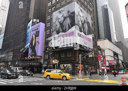 Pamela Amderson erscheint am 25. Februar 2022 in New York auf einer Peta-Plakatwand auf dem Times Square. Stockfoto