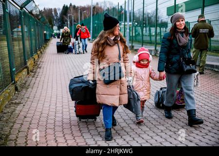 Medyka, Polen. 25.. Februar 2022. Eine ukrainische Familie sah, wie sie durch den Grenzübergang ging, als Russland mehr ukrainisches Territorium einbezieht. Da die Armee der Russischen Föderation die ukrainischen Grenzen überschritten hat, wird der Konflikt zwischen der Ukraine und Russland voraussichtlich 5 Millionen Ukrainer zur Flucht zwingen. Die meisten Flüchtlinge werden in Polen Asyl beantragen. Die meisten der derzeitigen Flüchtlinge sind Familien jener Ukrainer, die bereits in Polen arbeiten. An den Grenzübergängen warten Tausende von Männern und Frauen auf ihre Angehörigen. Kredit: SOPA Images Limited/Alamy Live Nachrichten Stockfoto