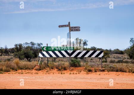Wegbeschreibungen und Entfernungen Info Wegweiser in Lake Mungo Nationalpark des australischen Outback nicht versiegelte Straße Bereich. Stockfoto