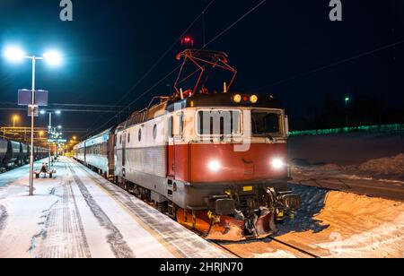 Zug am Bahnhof Abisko in Schweden Stockfoto