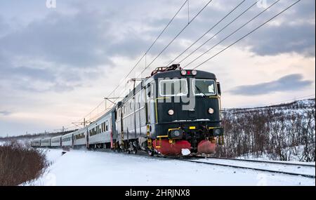 Zug in der Nähe des Dorfes Abisko in Schweden Stockfoto