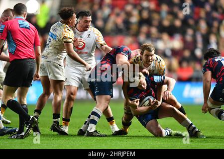 Bristol, Großbritannien. 25.. Februar 2022. Daniel Thomas von Bristol Bears wird am 25. Februar 2022 beim Gallagher Premiership Rugby-Spiel zwischen Bristol Rugby und Wesps in Ashton Gate, Bristol, England, von Joe Launchbury von Wesps RFC niedergebracht. Foto von Scott Boulton. Nur zur redaktionellen Verwendung, Lizenz für kommerzielle Nutzung erforderlich. Keine Verwendung bei Wetten, Spielen oder Veröffentlichungen einzelner Clubs/Vereine/Spieler. Kredit: UK Sports Pics Ltd/Alamy Live Nachrichten Gutschrift: UK Sports Pics Ltd/Alamy Live Nachrichten Stockfoto