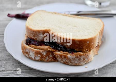 Erdnussbutter und Gelee-Sandwich auf einem weißen Teller Stockfoto