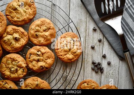 Blick von oben auf frisch gebackene Chocolate Chip Cookies auf einem Kühlgestell Stockfoto